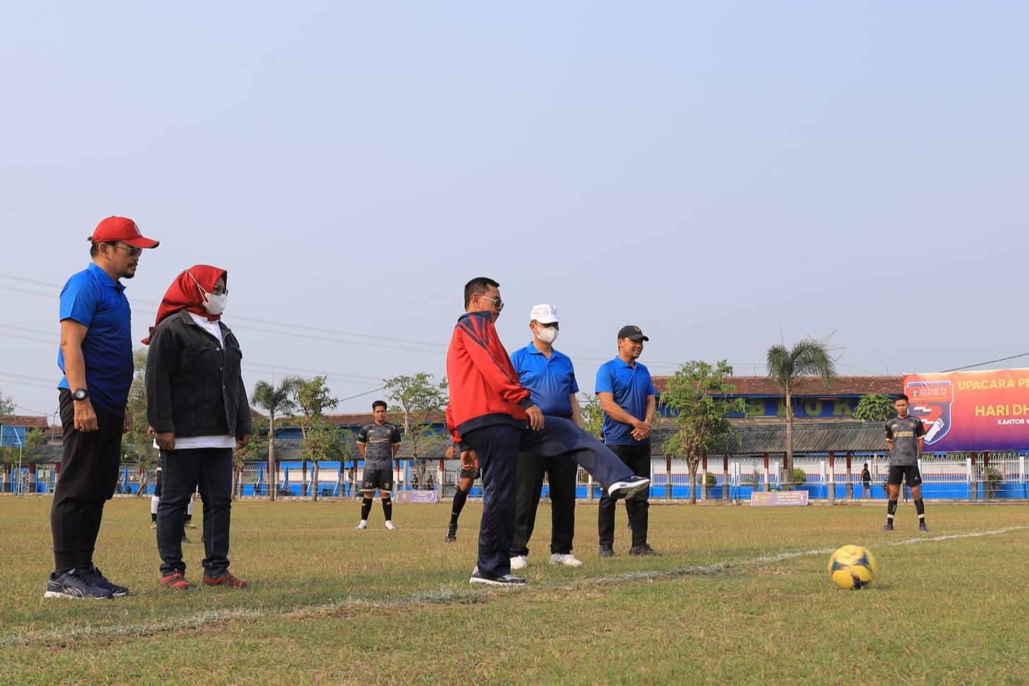  Kakanwil Kemenkumham Jatim Zaeroji membuka turnamen sepakbola dalam semarak HDKD 77 (Foto / Hum)