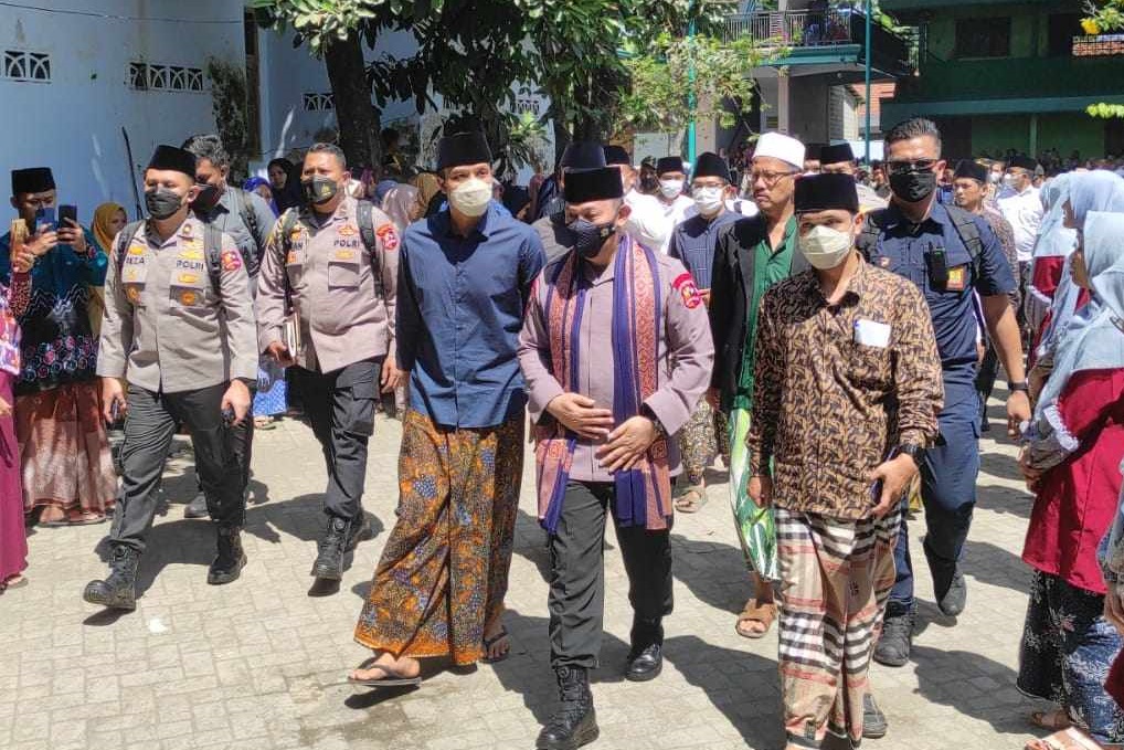 Kapolri Jenderal Polisi Listyo Sigit Prabowo berkunjung ke Pondok Pesantrean Al-Falah Ploso, Kecamatan Mojo, Kabupaten Kediri, (Foto / Metro TV)