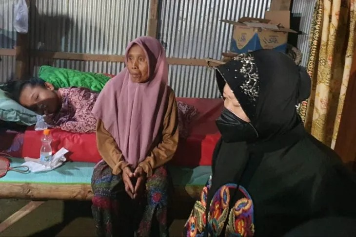Mensos Tri Rismaharini (kanan) dalam kunjungan ke rumah lansia, Tipatma di Kabupaten Bangkalan, Jawa Timur, Jumat (5/8/2022) (FOTO ANTARA/HO-Kemensos)