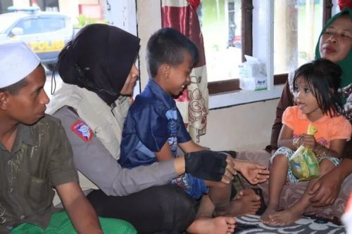 Tim psikologi Polres Jember memberikan trauma healing kepada anak-anak pascakerusuhan yang terjadi di Dusun Baban Timur, Desa Mulyorejo, Kecamatan Silo. ANTARA/HO-Polres Jember