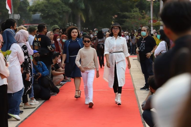 Pemkot Surabaya menyelenggarakan peragaan busana untuk memfasilitasi anak-anak muda yang mempunyai minat di bidang industri kreatif fesyen. Foto: Branda Antara