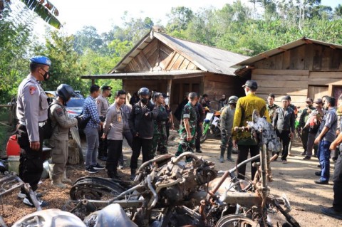 Pejabat pemerintah meninjau lokasi pembakaran rumah dan kendaraan warga di Dusun Baban Timur, Desa Mulyorejo, Kabupaten Jember/HO-Polres Jember.