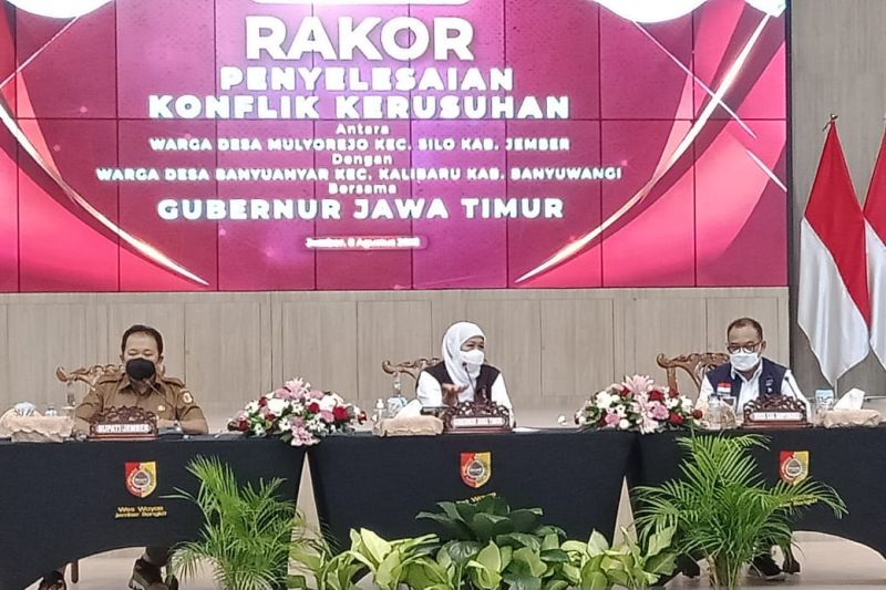 Gubernur Jawa Timur Khofifah Indar Parawansa (tengah) bersama Bupati Jember Hendy Siswanto (kiri) dan Sekda Banyuwangi Mujiono melakukan rapat koordinasi penyelesaian konflik antarwarga yang digelar di Pendapa Wahyawibawagraha Jember, Senin (8/8/2022)
