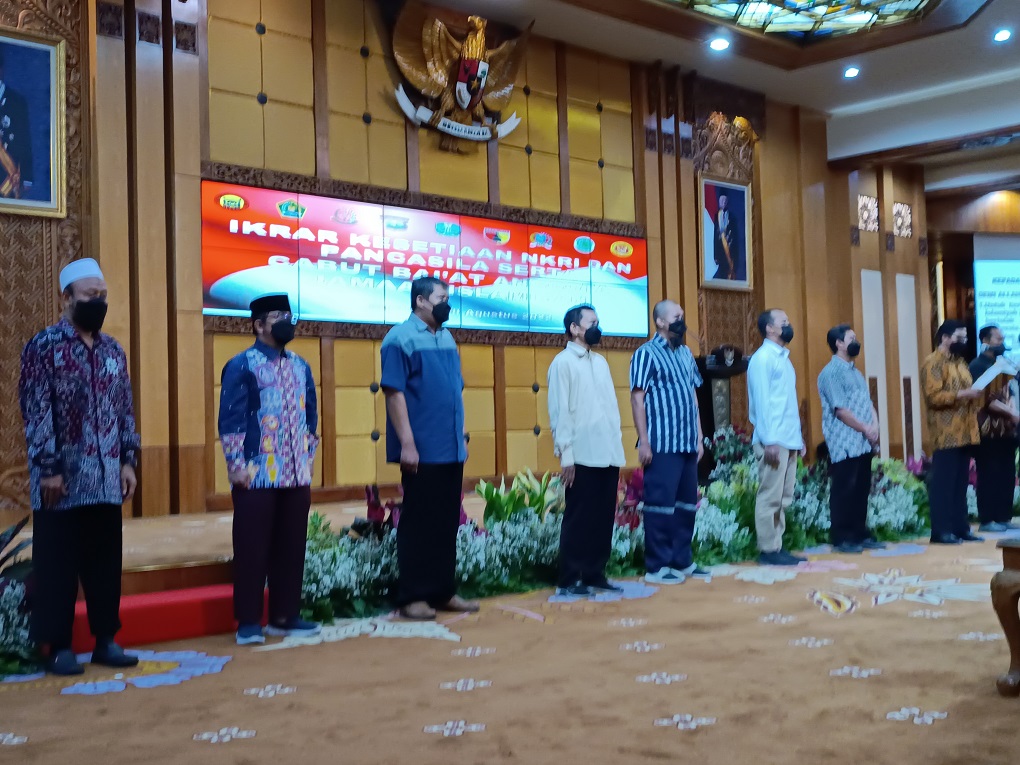 Belasan eks anggota Jaringan Islamiyah (JI) melepas baiat, ikrar setia Negara Kesatuan Republik Indonesia (NKRI). (Medcom.id/Amal)