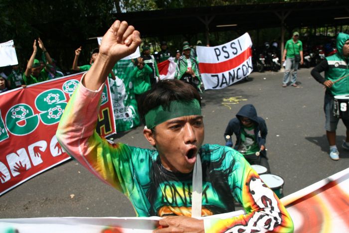 Bonek menggelar unjuk rasa di depan kantor stasiun televisi swasta di Surabaya, Jawa Timur, Selasa 9 Agustus 2022/MI 