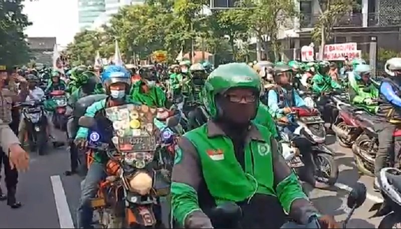 Ribuan ojol menggelar demo menuntut kenaikan tarif (Foto / Metro TV)