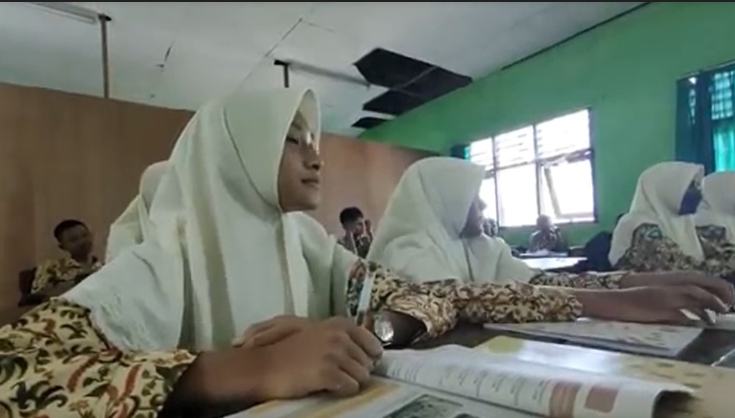 Siswa SMPN 27 Balongpanggang belajar dalam kelas dengan kondisi atap nyaris ambruk/metrotv