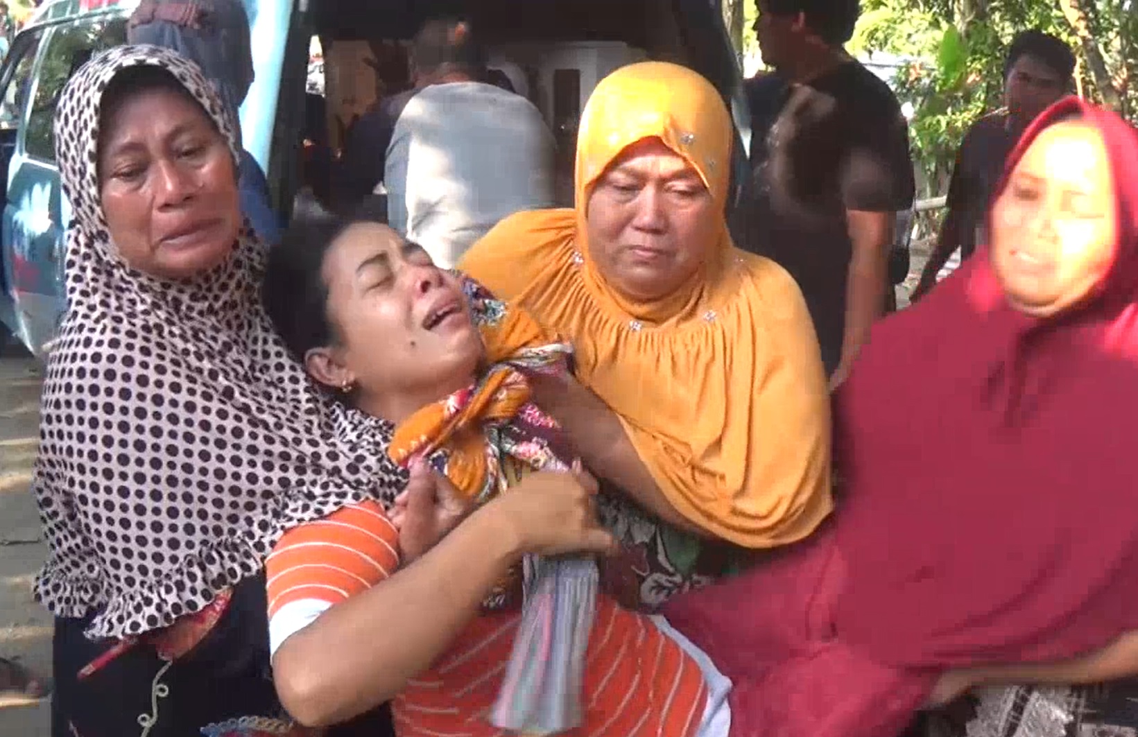 Ibu korban, Jariyatun Init terkulai lemas/metrotv