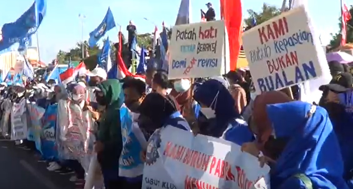 Demo buruh di depan Kantor Gubernur Jawa Timur/metrotv