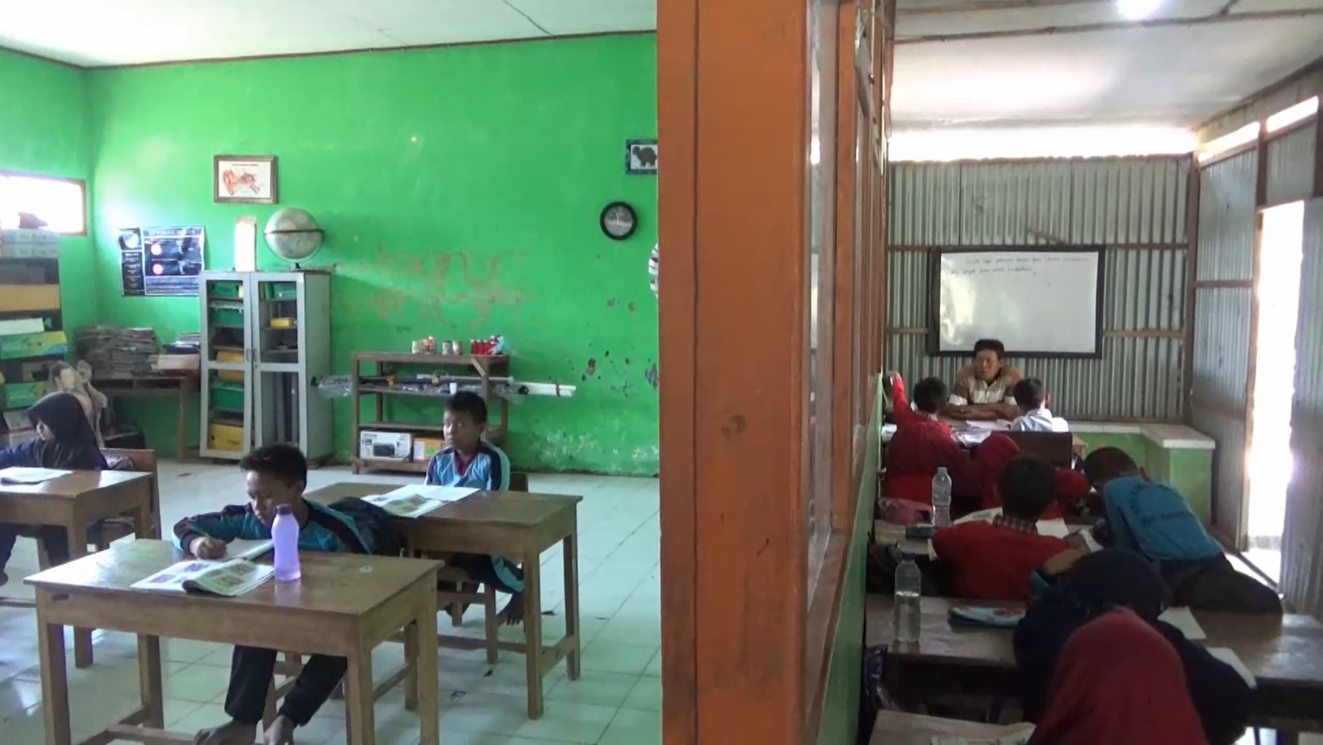 Sejumlah siswa belajar di lorong kelas/metrotv 