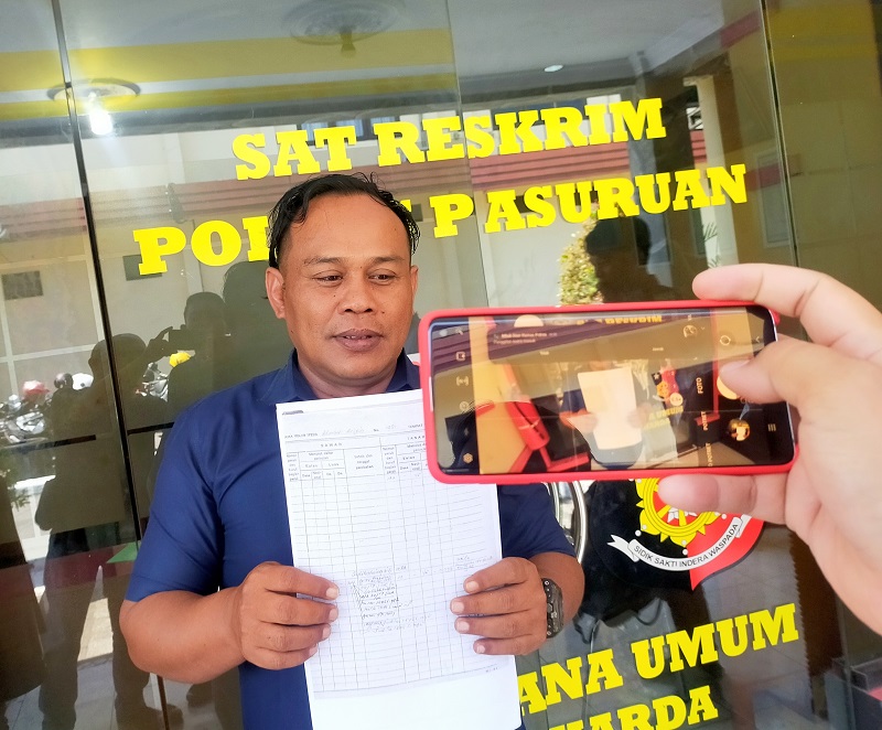 Pengacara Eko Handoko menunjukkan bukti laporan kasus mafia tanah di Pasuruan (Foto / Metro TV)