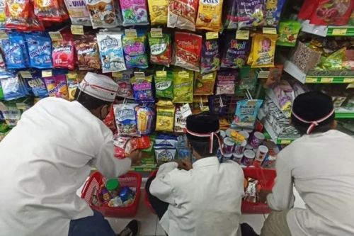 Beberapa anak yatim saat berbelanja di toko swalayan dalam rangka menyambut HUT Ke-77 RI dan memperingati Bulan Muharram 1444 H yang digelar LAZ Rumah Taman Zakat di Sidoarjo. ANTARA/HO-LAZ Taman Zakat.