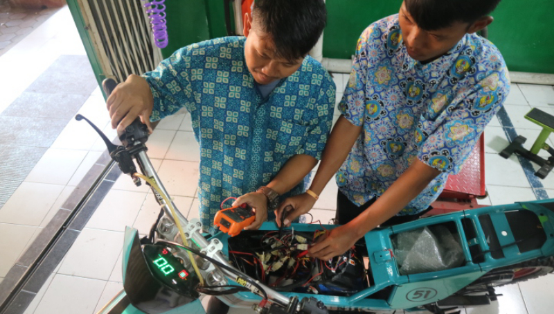 Siswa SMK Nasional Malang Sukses Bikin Motor Trail Listrik