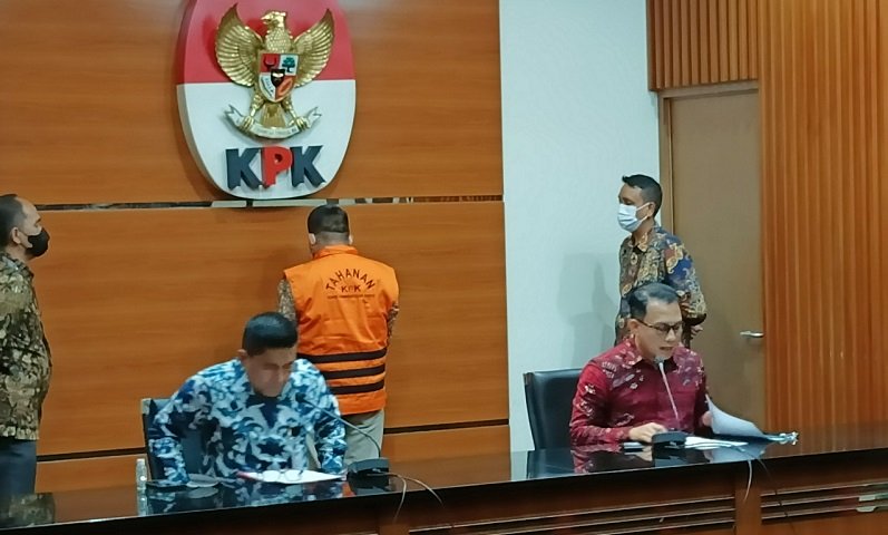 Mantan Wakil Ketua DPRD Tulungagung, Agus Budiarto (AB) ditahan Komisi Pemberantasan Korupsi (KPK) (Foto / Metro TV)