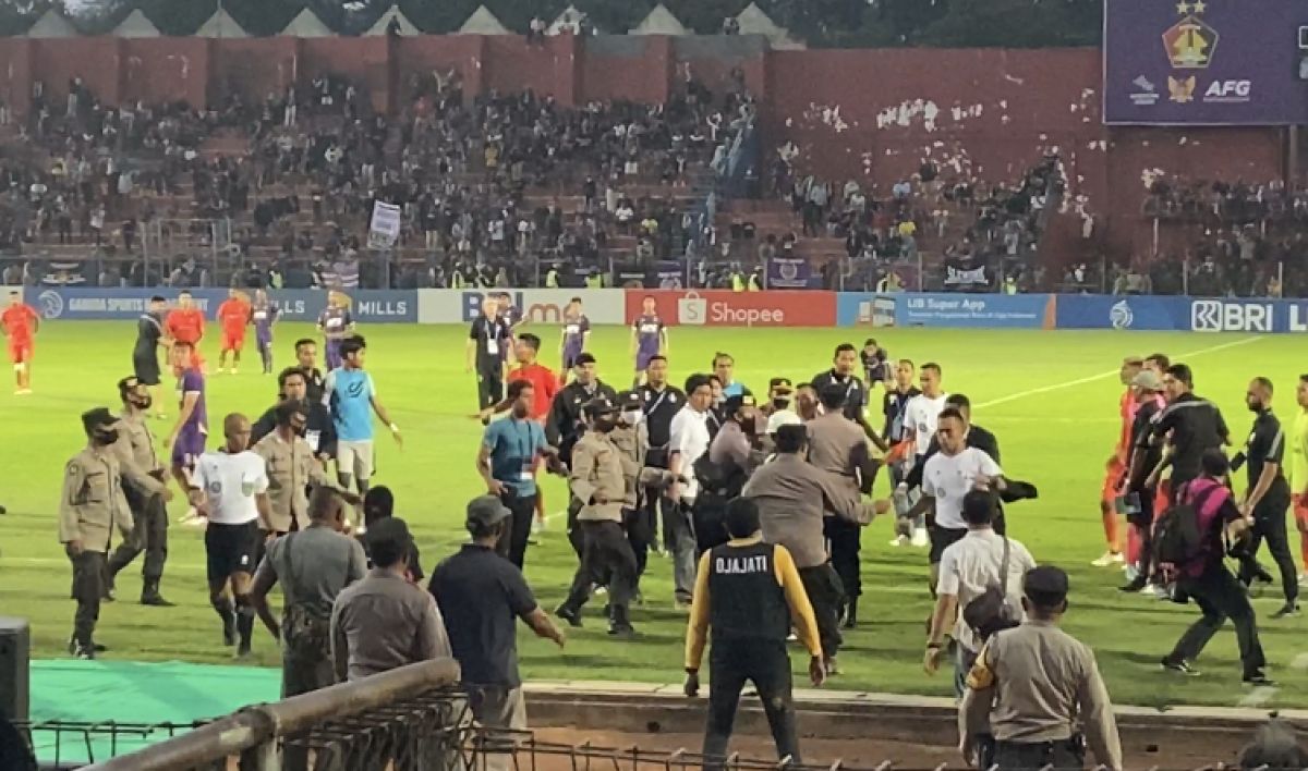 Dipermalukan di Kandang, Ofisial hingga Pemain Persik Kediri Kejar Wasit