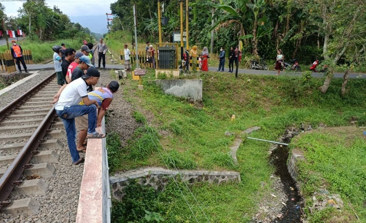 Lokasi tiga pelajar tersambar kereta sata melintas di perlintasan tanpa palang pintu (Foto / Metro TV)