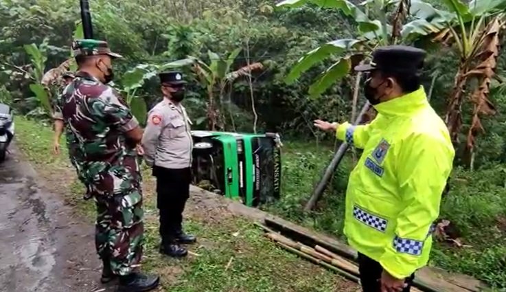 Bus pariwisata pelajar di Malang terbalik (Foto / Metro TV)