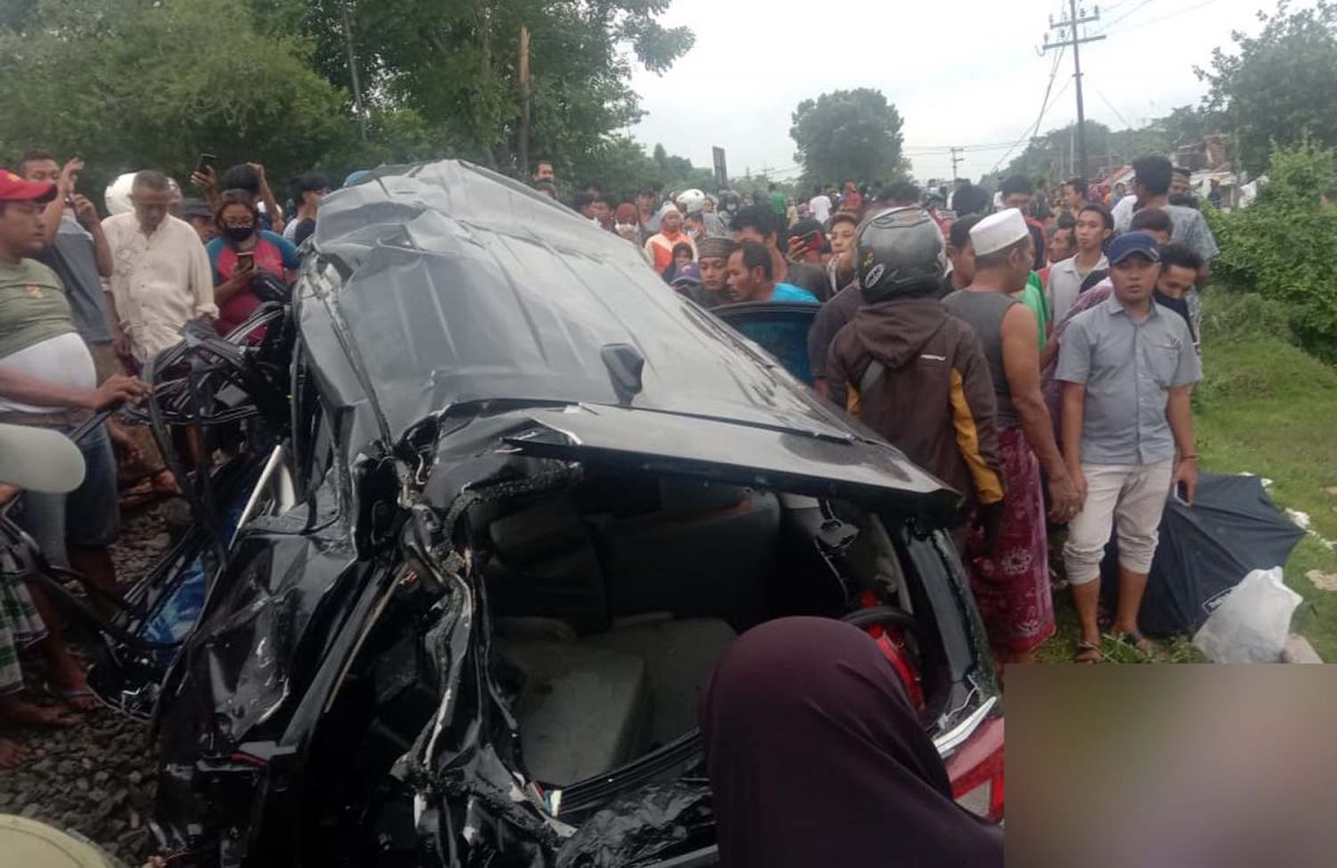 Mobil ringsek setelah dihantam kereta api (Foto / Metro TV)