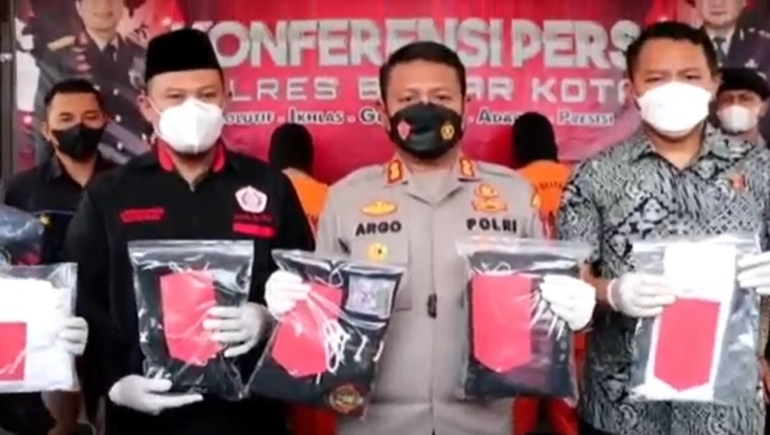 Kapolres Blitar Kota, AKBP Argowiyono menunjukkan barang bukti/metrotv