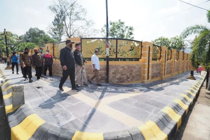 Wali Kota Madiun Maidi didampingi OPD saat meninjau dan meresmikan proyek saluran jalan berfungsi ganda di sepanjang Jalan Mayjen Sungkono hingga Jalan A Yani Madiun. ANTARA/HO-Diskominfo Kota Madiun.