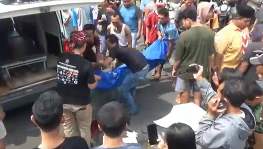 Tak Pakai Helm, Pengendara Motor Tewas Dihantam Truk