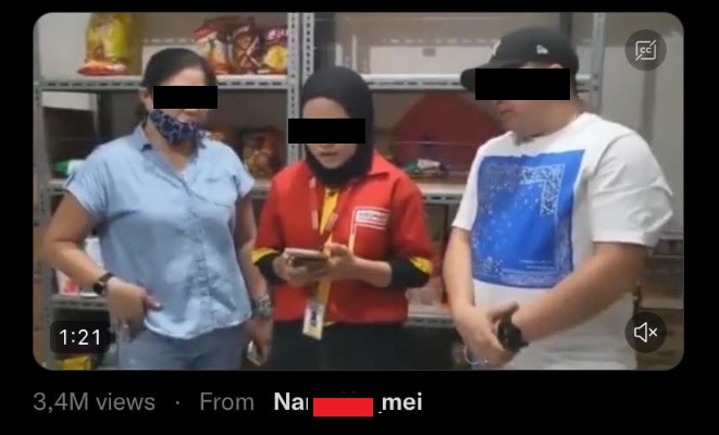 Karyawan Alfarmat disuruh meminta maaf oleh wanita yang ketahuan mencuri cokelat/ist