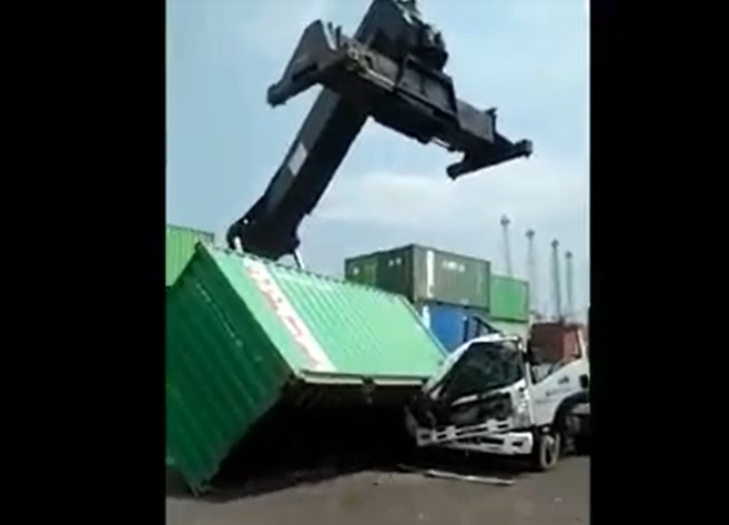 Sopir Truk Tewas Tertimpa Kontainer