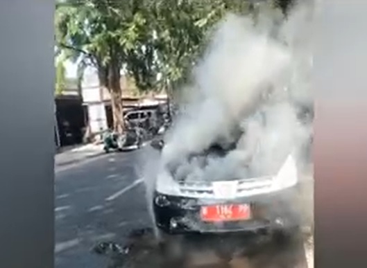 Mobil Plat Merah Terbakar di Probolinggo