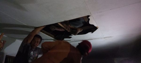 Kesetrum, Kakek Tewas di Atas Plafon