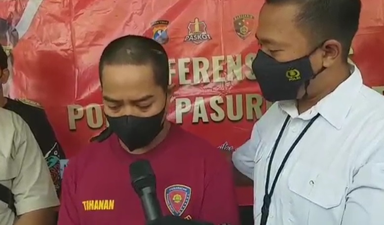 Kasat Reskrim Polres Pasuruan Kota, AKP Bima Sakti saat menginterogasi pelaku pembunuhan (Foto / Metro TV)