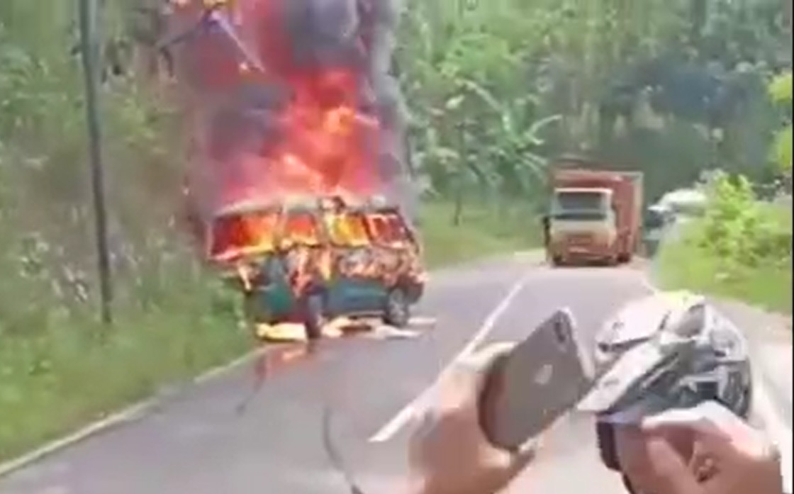 Mobil minivan hangus terbakar setelah terguling di Jalan Raya Ponjuk, Kecamatan Kadu, Kabupaten Pamekasan, Jawa Timur/metrotv