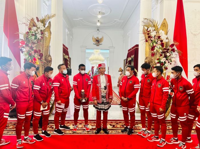 Presiden Jokowi bersama Timnas U-16 di Istana Negara/MI
