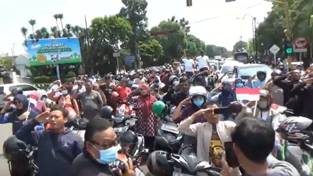 Hormat pada bendera merah putih dilakukan ratusan pengguna jalan arteri jurusan Surabaya - Madiun, tepatnya di perempatan Jalan Gatot Subroto, Jombang/metrotv 
