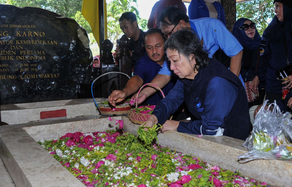 Ketua DPW Partai NasDem Jatim Sri Sajekti Sudjunadi saat berziarah ke makam Bung Karno, Blitar (Foto / Metro TV)