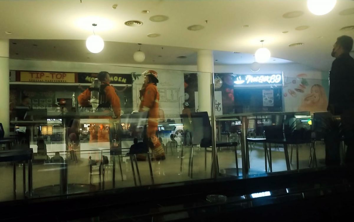 Petugas pemadam kebakaran memadamkan api di foodcourt di TP 1 (Foto / Istimewa)