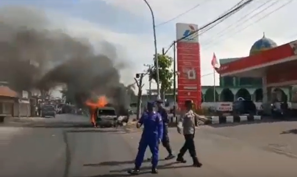 mobil pikap pengangkut barang bekas terbakar di depan SPBU Kecamatan Kamal, Kabupaten Bangkalan, Jawa Timur/metrotv