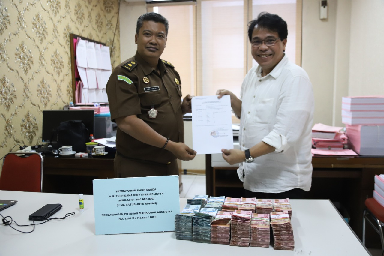 Kuasa hukum Riry Syaried Jetta menyerahkan denda korupsi PT Dok senilai Rp500 juta (Foto / Istimewa)