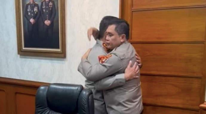 Kadiv Propam Irjen Ferdy Sambo berpelukan dengan Kapolda Metro Jaya irjen Fadil Imran (sumber: Media Indonesia)