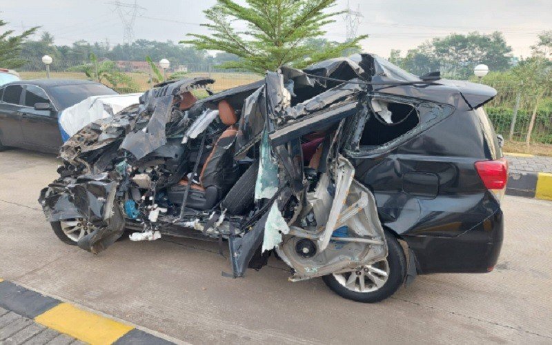 Kondisi mobil yang ditumpangi almarhum Hermanto Dardak usai kecelakaan di Tol Pemalang (Foto/ Istimewa)