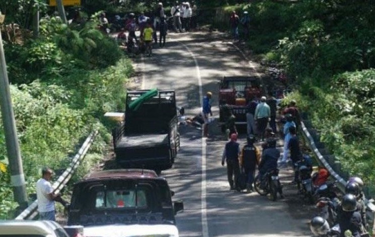 Pikap yang membawa rombongan pesepada terguling di jalur Gunung Ijen Banyuwangi/ist