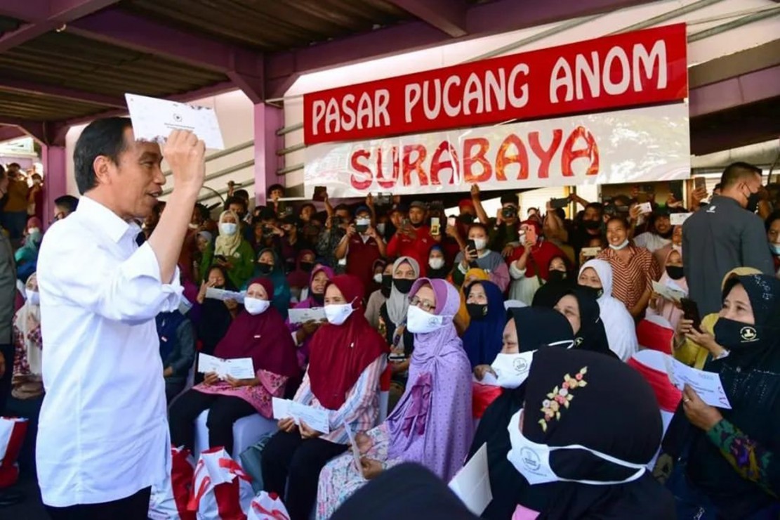 Presiden Jokowi membagikan bansos di Pasar Pucang Anom Surabaya/medcom.id