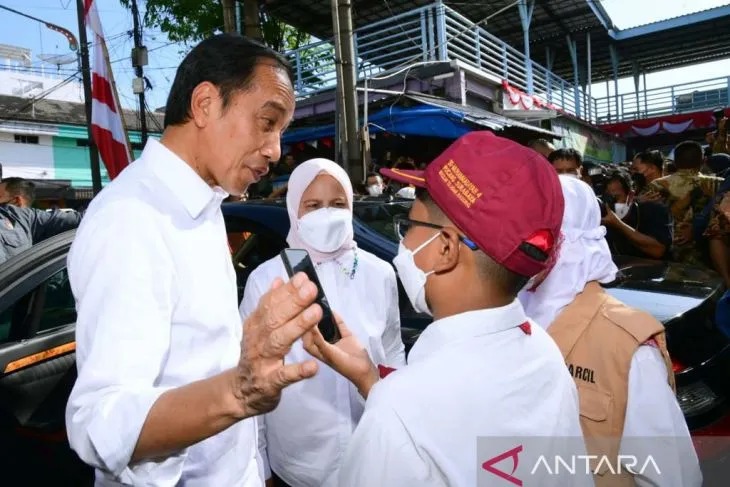 Presiden Joko Widodo menjawab pertanyaan dua wartawan cilik di Pasar Pucang Anom, Kota Surabaya, Jawa Timur, Minggu (21/8/2022). (ANTARA/HO-Biro Pers Sekretariat Presiden)