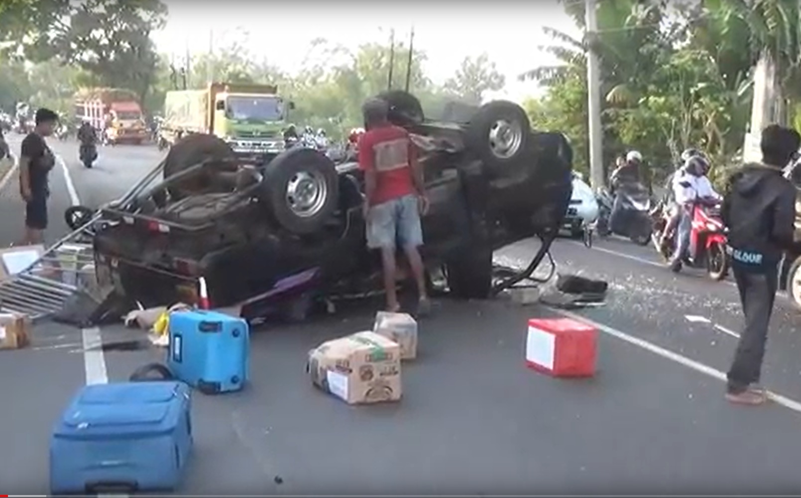 Pikap Antar Paketan Santri Gontor Terbalik Hantam Motor, Suami Istri Tewas!