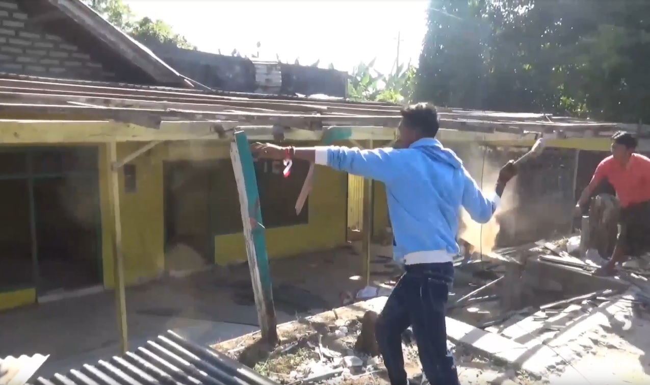 Warga menghancurkan sebuah rumah yang dieksekusi oleh PN Pamekasan/metrotv
