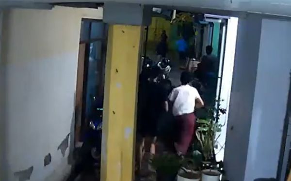 Teror Brutal Geng Motor Probolinggo, Lempar Batu dan Acungkan Celurit!