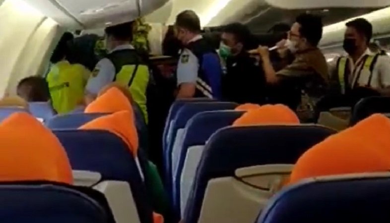 Jemaah Umrah Asal Jember Meninggal di Atas Pesawat, Pilot Putar Balik