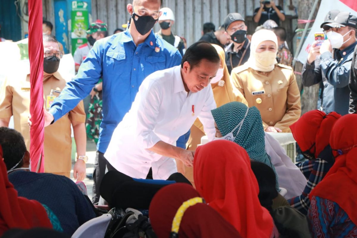 Presiden RI Joko Widodo (Jokowi) saat membagikan sertifikat PTSL di Sidoarjo (Foto/ Istimewa)