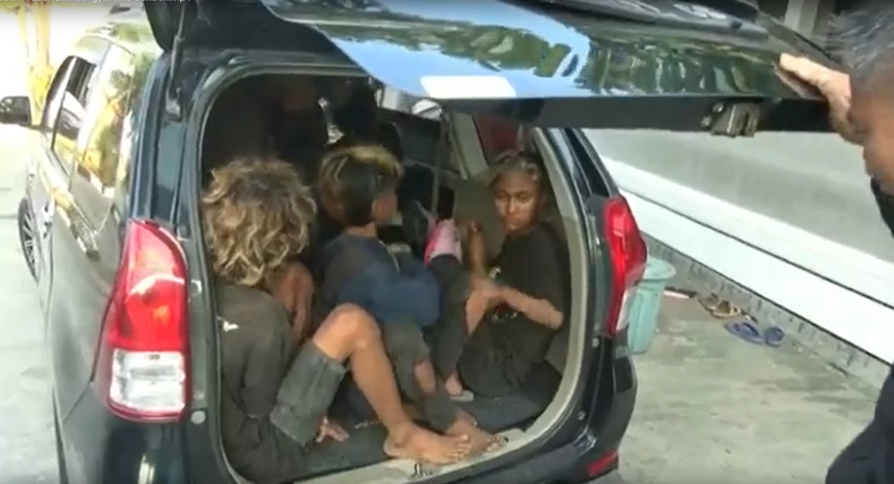 Sejumlah anak punk yang terlibat tawauran diangkut petugas/metrotv