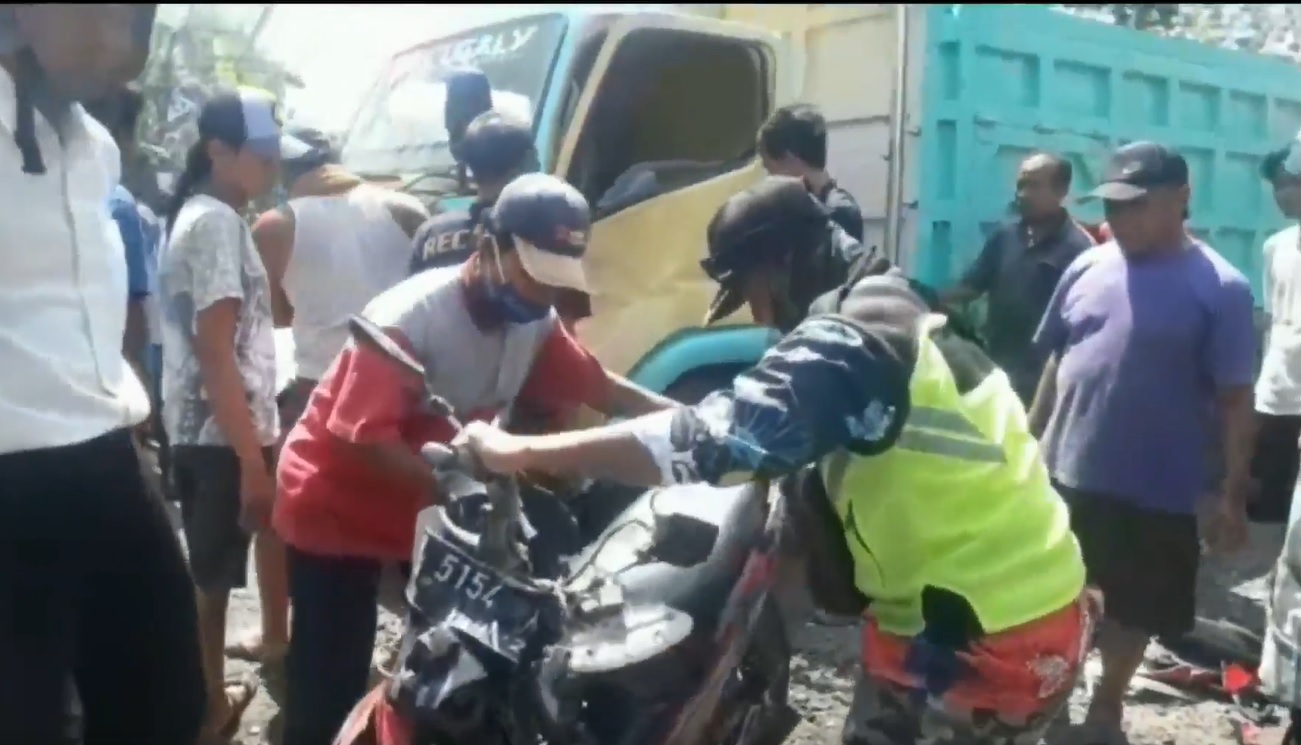 Tronton Senggol Truk, Pengendara Motor Tewas