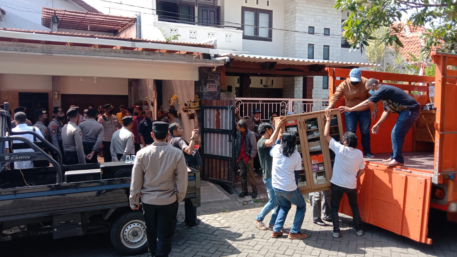Proses eksekusi rumah mantan pejabat Pemprov Jatim di Jalan Sidosermo PDK V/337 (Foto / Metro TV)